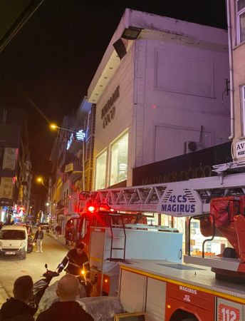 Ordu’da Kopan Alçıpan Panik Yarattı! AVM Yanındaki Binadan Tehlike Sarktı!